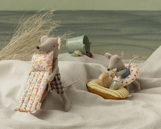Maileg Beach Mouse Dad with Air Mattress Flower