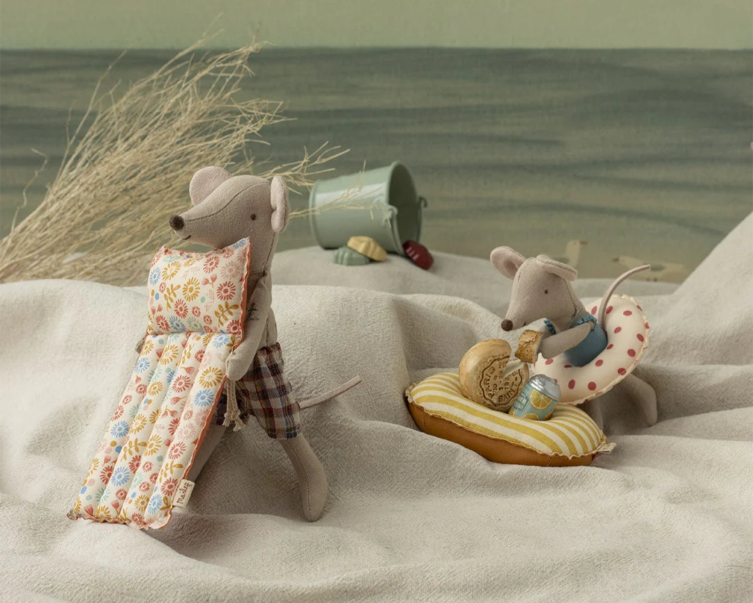 Maileg Beach Mouse Dad with Air Mattress Flower